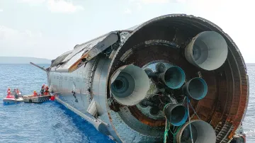 Starship Ship 40 SpaceX: повреждённый 50-метровый космический корабля с открытыми соплами двигателей, извлечённый из Индийского океана, рядом лодки с инспекторами