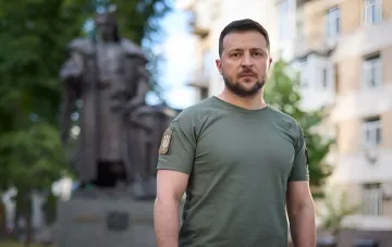 Президент Украины Владимир Зеленский на фоне памятника Ивану Мазепе в Киеве