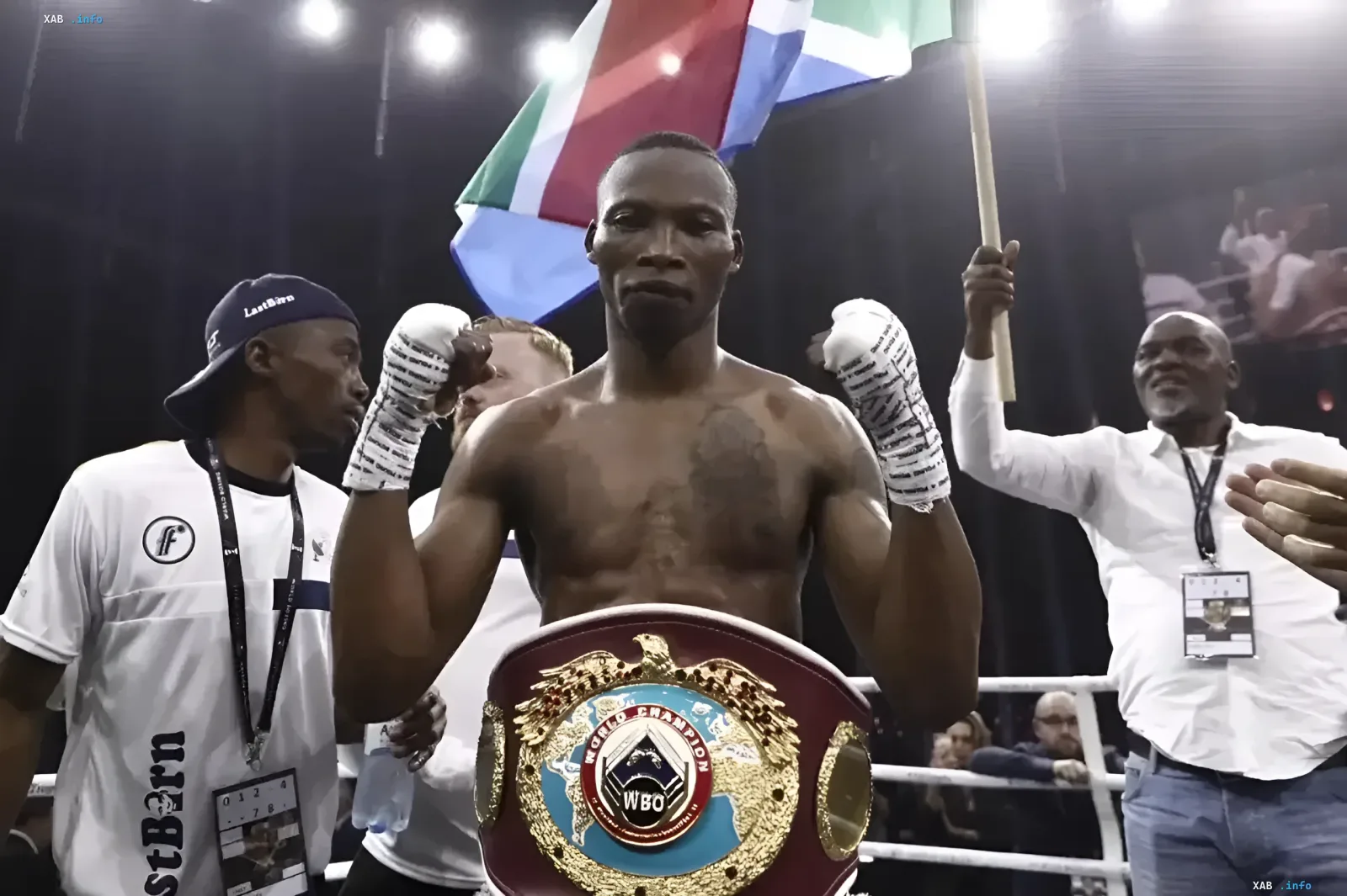 Золани Тете с титульным поясом WBO и флагом ЮАР в ринге после победы
