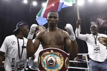 Золани Тете с титульным поясом WBO и флагом ЮАР в ринге после победы