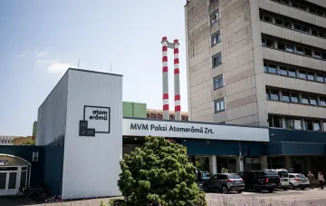 АЭС «Пакш» в Венгрии: здание энергоблока с надписью MVM Paksi Atomerőmű и охладительные башни на фоне возобновления работы реакторов после обмеления Дуная
