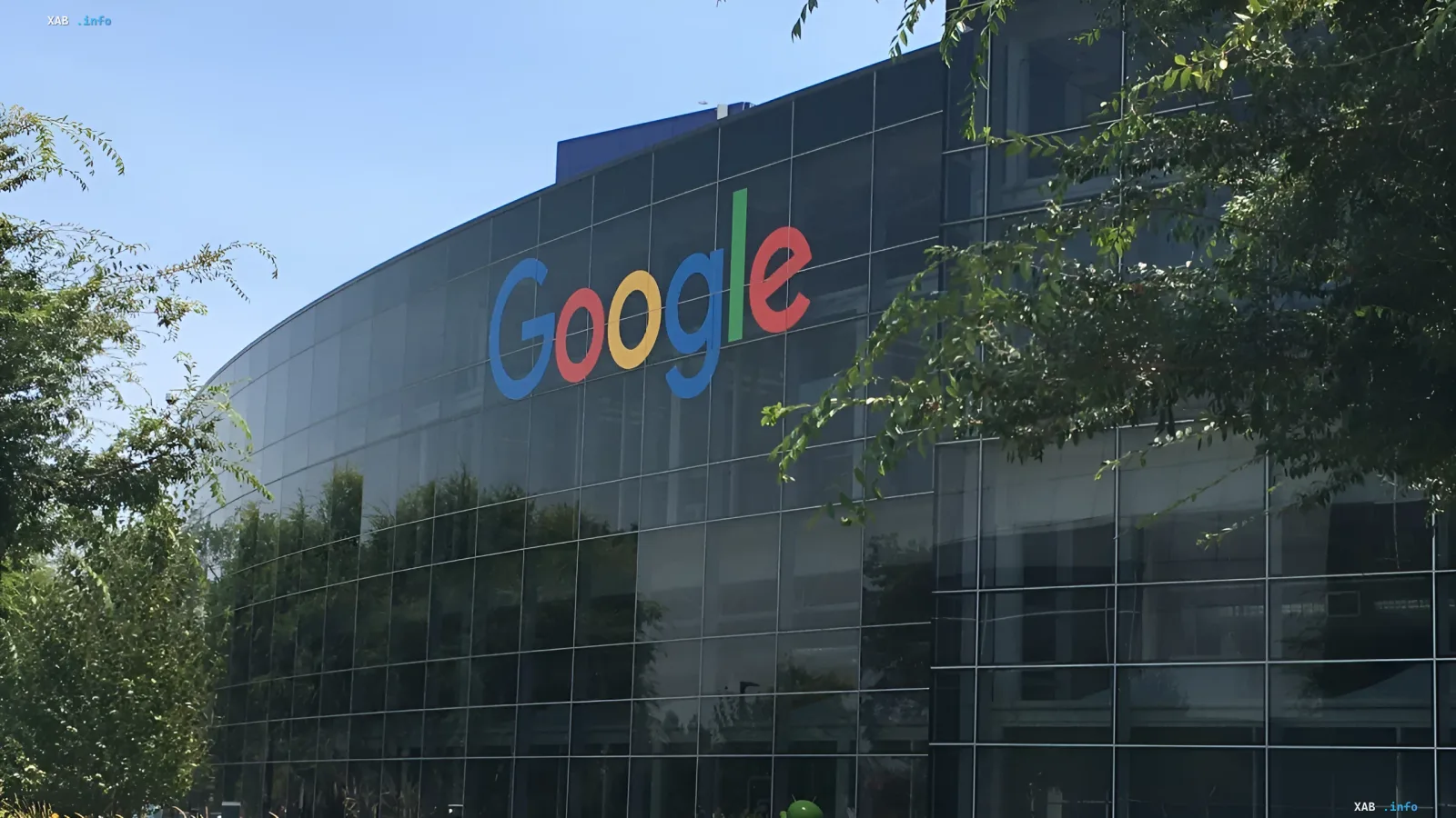 Логотип Google на стеклянном фасаде офиса компании на фоне новостного сюжета о введении Австралией налога 2,5% на рекламные доходы техгигантов