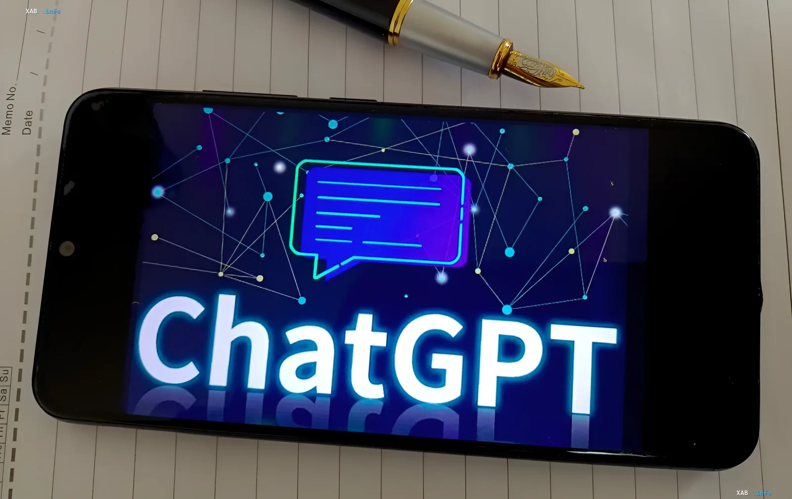 Смартфон с логотипом ChatGPT на фоне медицинских записей и ручки, символизирующий ограничения ИИ в сфере здоровья
