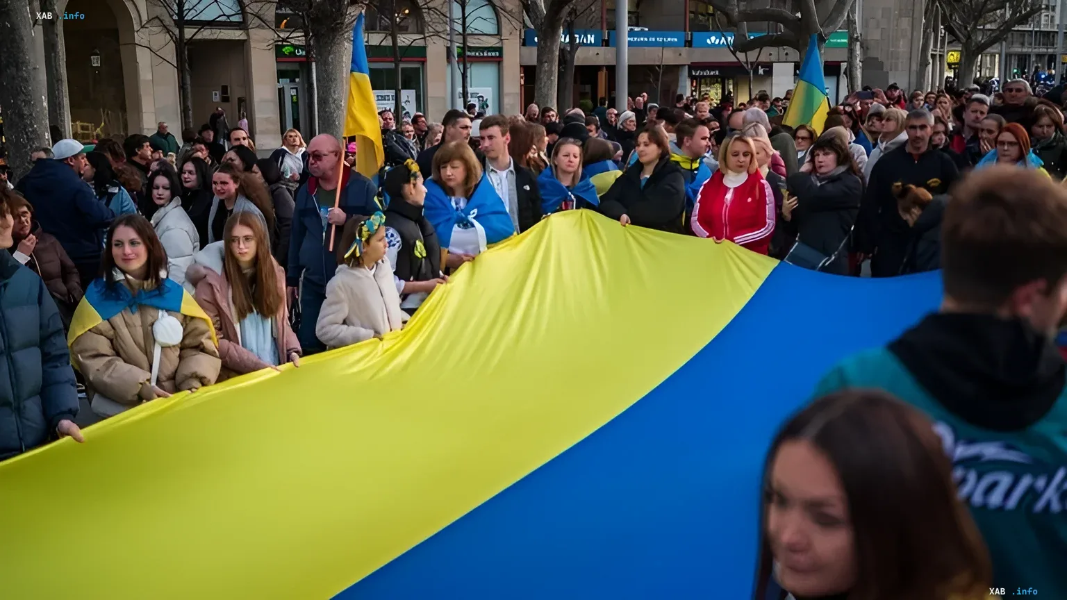 Украинцы на митинге с флагом Украины на фоне ужесточения правил для беженцев в Дании