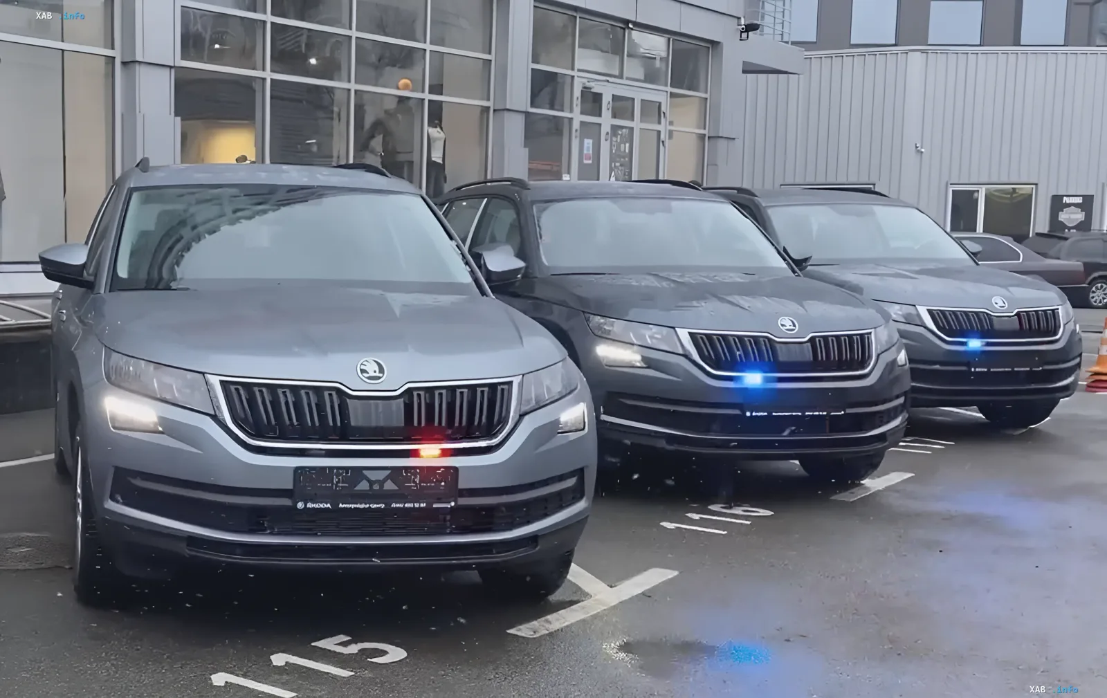 Скрытые патрульные автомобили Škoda «Фантом» с включёнными проблесковыми маячками на парковке