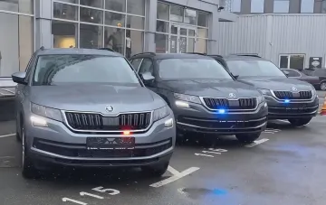 Скрытые патрульные автомобили Škoda «Фантом» с включёнными проблесковыми маячками на парковке
