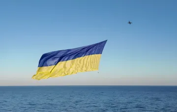 Гигантский сине-жёлтый флаг Украины 12 на 6 метров парит над Чёрным морем, поднятый дроном пограничниками Одессы