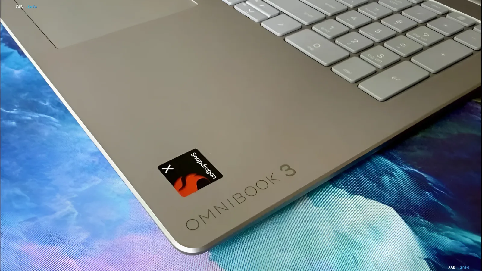 HP OmniBook 3 с логотипом Snapdragon X на корпусе