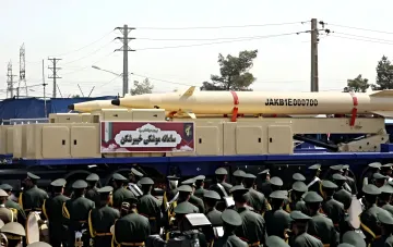 Iranische ballistische Raketen auf einem Militärparade-Fahrzeug: Machtdemonstration vor Bedrohungen gegen Nachbarn wegen Trumps Sanktionen