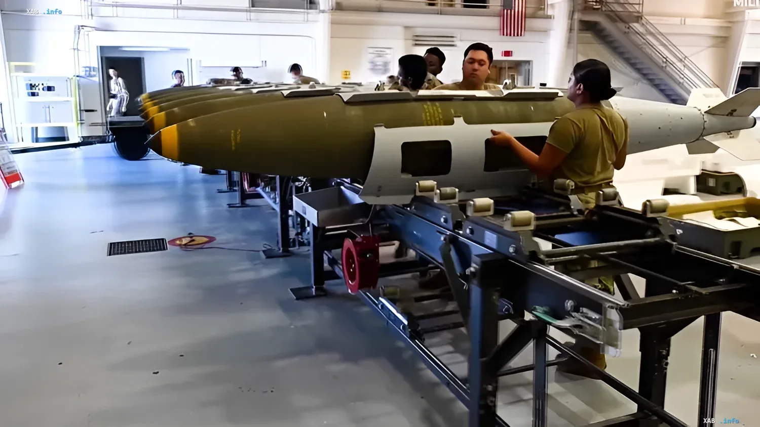 Военные обслуживают направляемые авиабомбы JDAM на борту корабля — контекст израильской разработки высокоточных боеприпасов