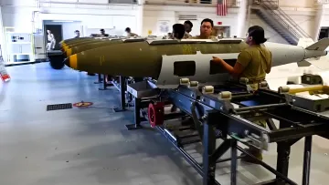 Военные обслуживают направляемые авиабомбы JDAM на борту корабля — контекст израильской разработки высокоточных боеприпасов