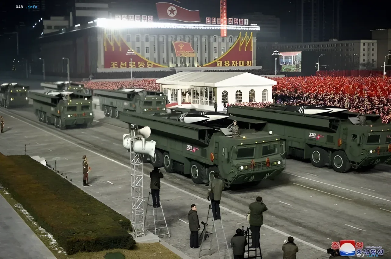 Северокорейская баллистическая ракета KN-30 на тяжелом транспортно-пусковом шасси во время военного парада в Пхеньяне