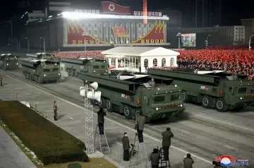 Северокорейская баллистическая ракета KN-30 на тяжелом транспортно-пусковом шасси во время военного парада в Пхеньяне