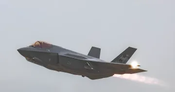 Истребитель F-35 в полете на фоне серого неба, иллюстрирующий наращивание авиационных сил НАТО в Восточной Европе