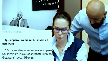 Маси Найем и Ирина Мудрая: коллаж с портретом адвоката и кадром из суда ВАКС, иллюстрирующий скандал вокруг защиты Ирины Мудрой