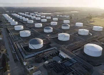 Аэросъёмка нефтяного хранилища с рядами резервуаров для хранения нефти на фоне угрозы энергетической безопасности из-за Ормузского пролива