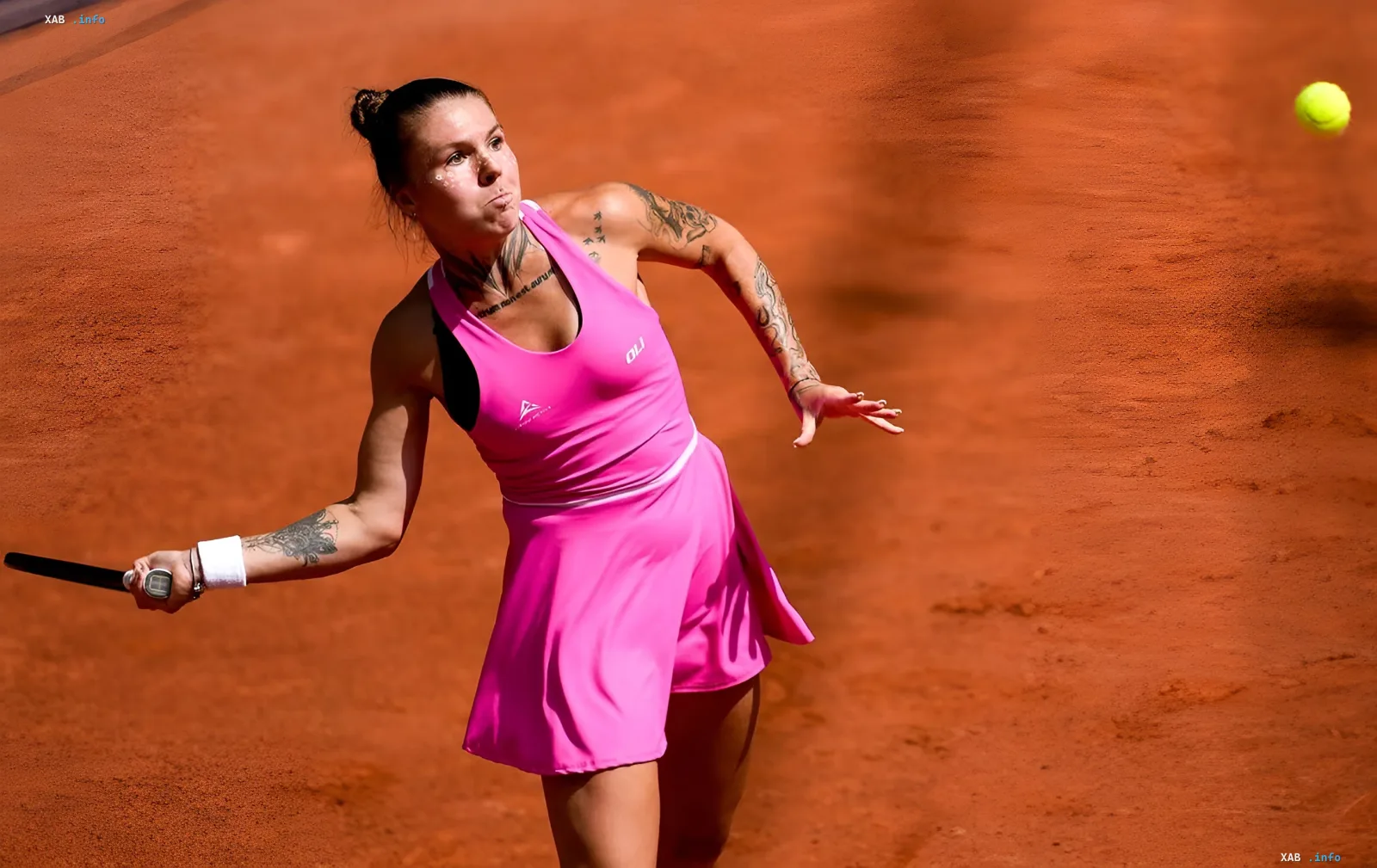 Tennisspielerin in pinkem Sportoutfit führt einen Schlag auf einem Sandplatz aus, im Kontext der Kontroverse um das Doppel Kalinina und Bondar bei den US Open 2026
