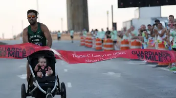 US-Vater überquert die Ziellinie der Guardian Mile mit seiner Tochter im Laufwagen und jagt einen Weltrekord