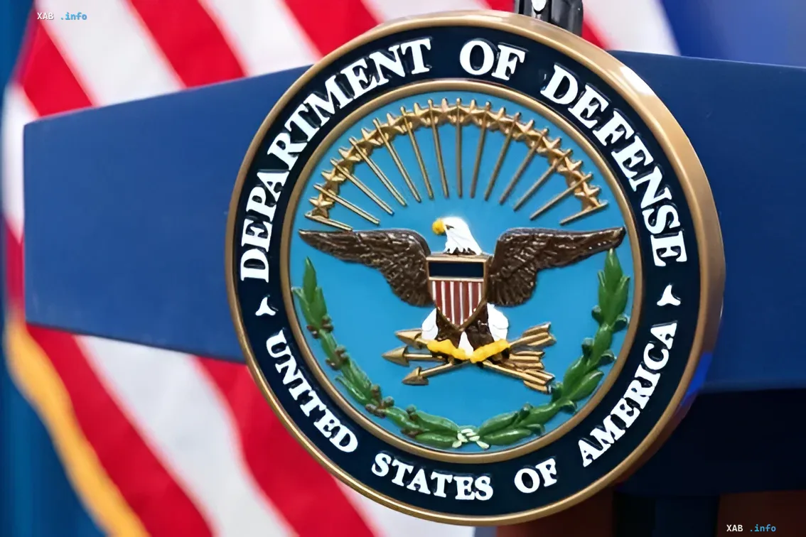 Siegel des US-Verteidigungsministeriums (Pentagon) vor der US-Flagge – Bericht über den Anstieg des Anteils von Soldaten, die sexuelle Belästigung meldeten