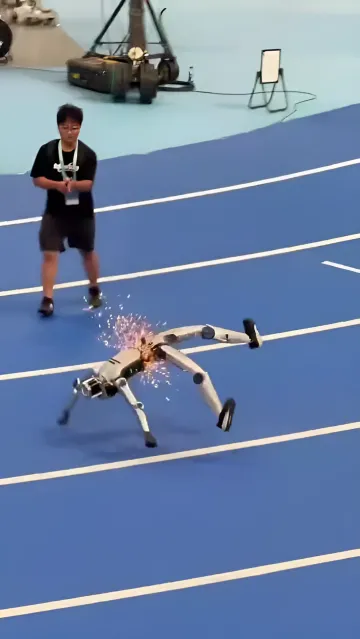 Android-Roboter mit Funken aus dem beschädigten Gehäuse nach einem Sturz auf dem blauen Sportplatz der Robotik-Olympiade