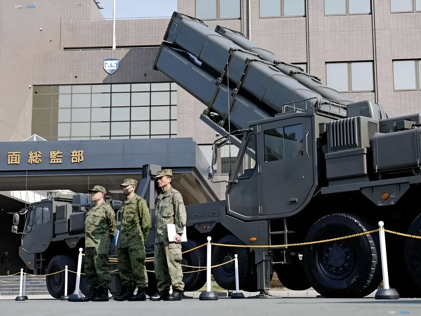 Japanische Boden-Luft-Raketenanlage auf Radschassis in Feuerstellung vor einem Stabsgebäude, Soldaten der Japanischen Selbstverteidigungskräfte — Rekord-Verteidigungsbudget löste Kritik aus Pjöngjang aus