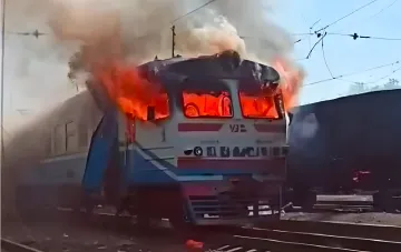 Горючий електропоїзд після удару російського дрона на залізниці Харківщини