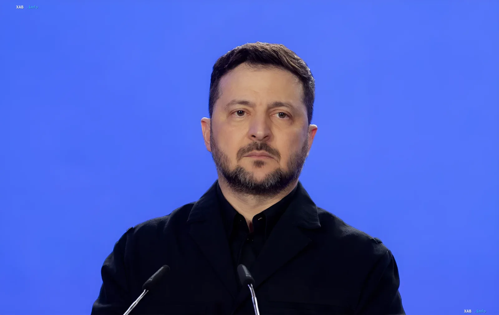 Владимир Зеленский выступает на фоне синего экрана во время заявления о производстве Россией баллистических ракет