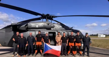Экипаж спасательного вертолёта Black Hawk с чешским флагом перед вылетом на тушение лесных пожаров в Сербии в рамках rescEU