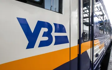 Борт пассажирского поезда УЗ с логотипом Украинских железных дорог после удара дрона «Шахед» по локомотиву в Одесской области