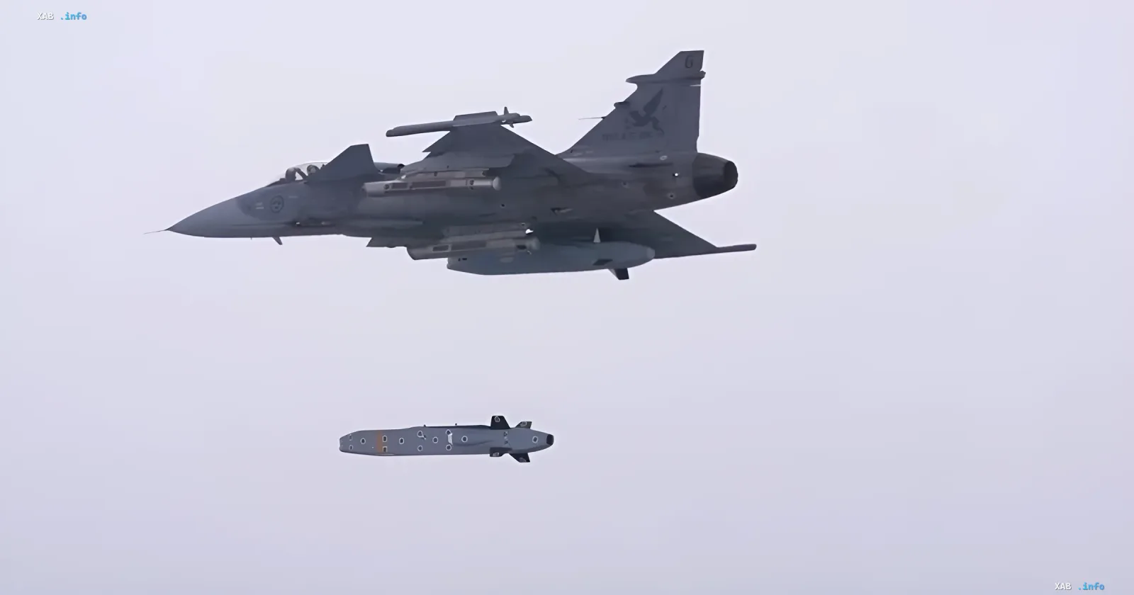 Истребитель Saab Gripen C ВВС Швеции запускает крылатую ракету Taurus в ходе первых испытаний