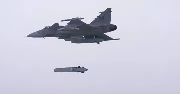 Истребитель Saab Gripen C ВВС Швеции запускает крылатую ракету Taurus в ходе первых испытаний