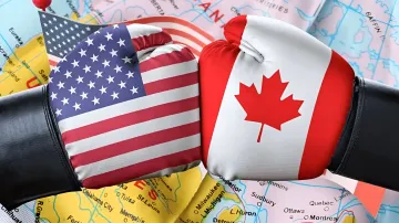 Боксёрские перчатки с флагами США и Канады в столкновении на фоне карты Северной Америки — символ эскалации торгового конфликта после ответных пошлин Трампа