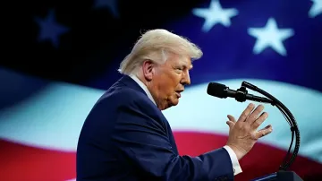 Дональд Трамп выступает у микрофона на фоне американского флага перед возможной встречей с Си Цзиньпином по вопросу закупок памяти Apple у CXMT и YMTC