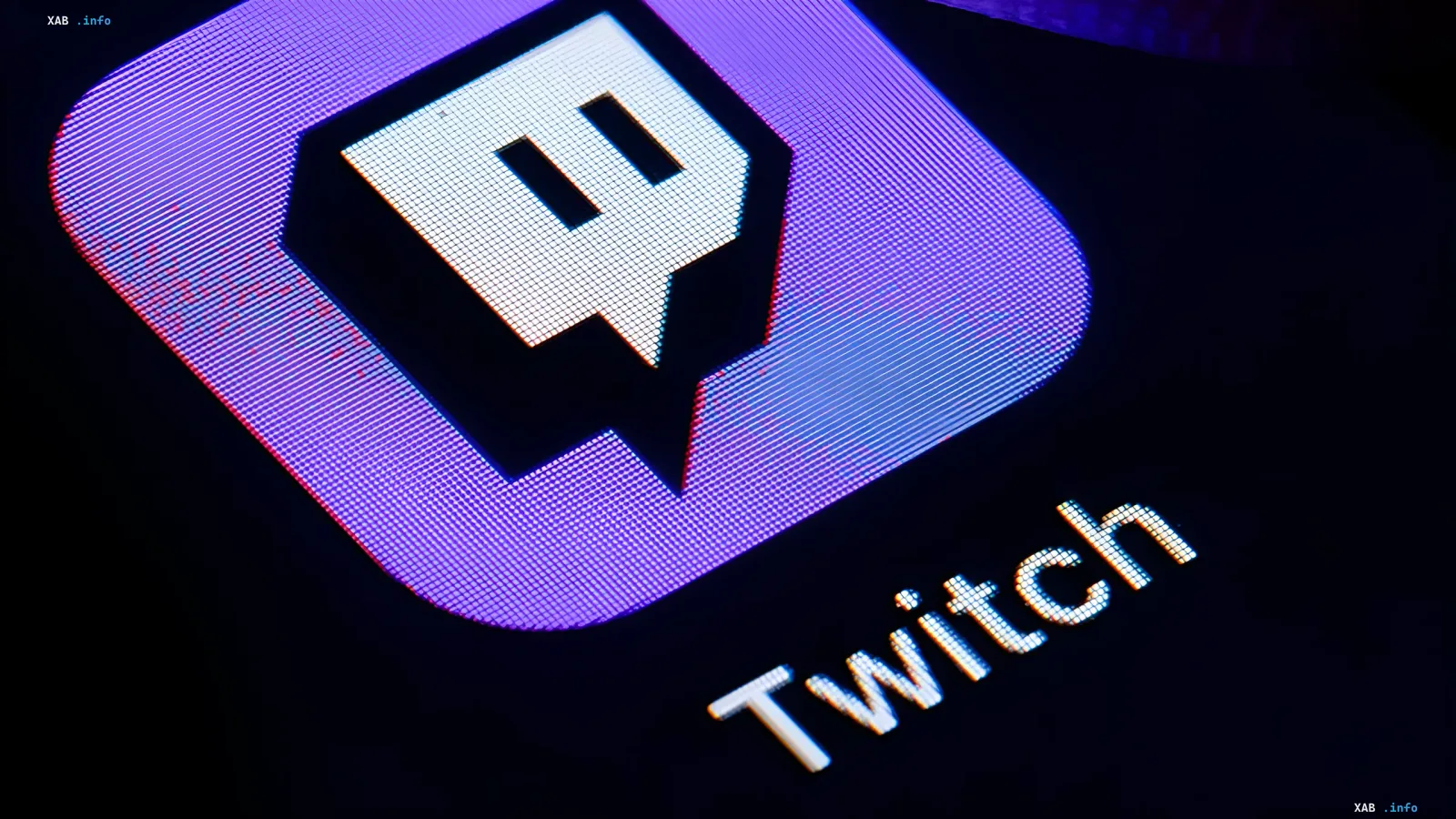 Логотип Twitch на светодиодном экране в контексте коллективного иска стримеров против Amazon из-за обучения ИИ-моделей