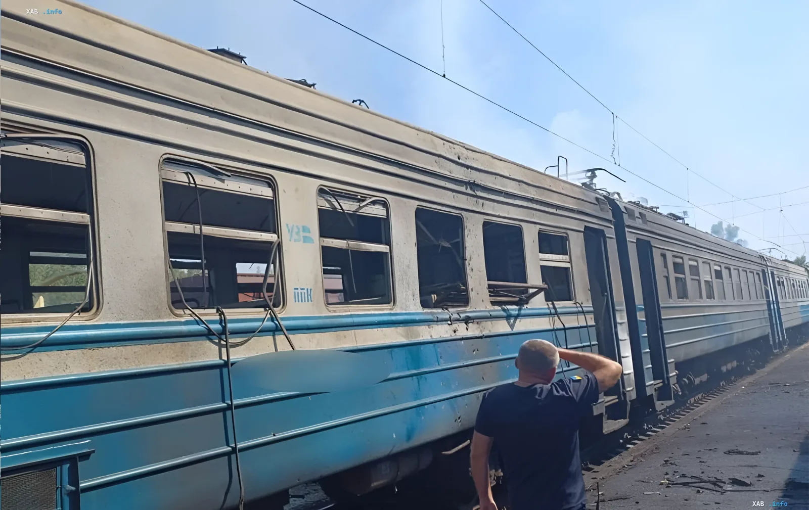 Повреждённый поезд после удара дрона в Харьковской области: выбитые стёкла, искривлённые рамы и следы взрыва на вагоне эвакуационного состава