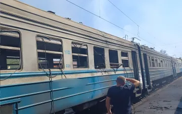 Повреждённый поезд после удара дрона в Харьковской области: выбитые стёкла, искривлённые рамы и следы взрыва на вагоне эвакуационного состава