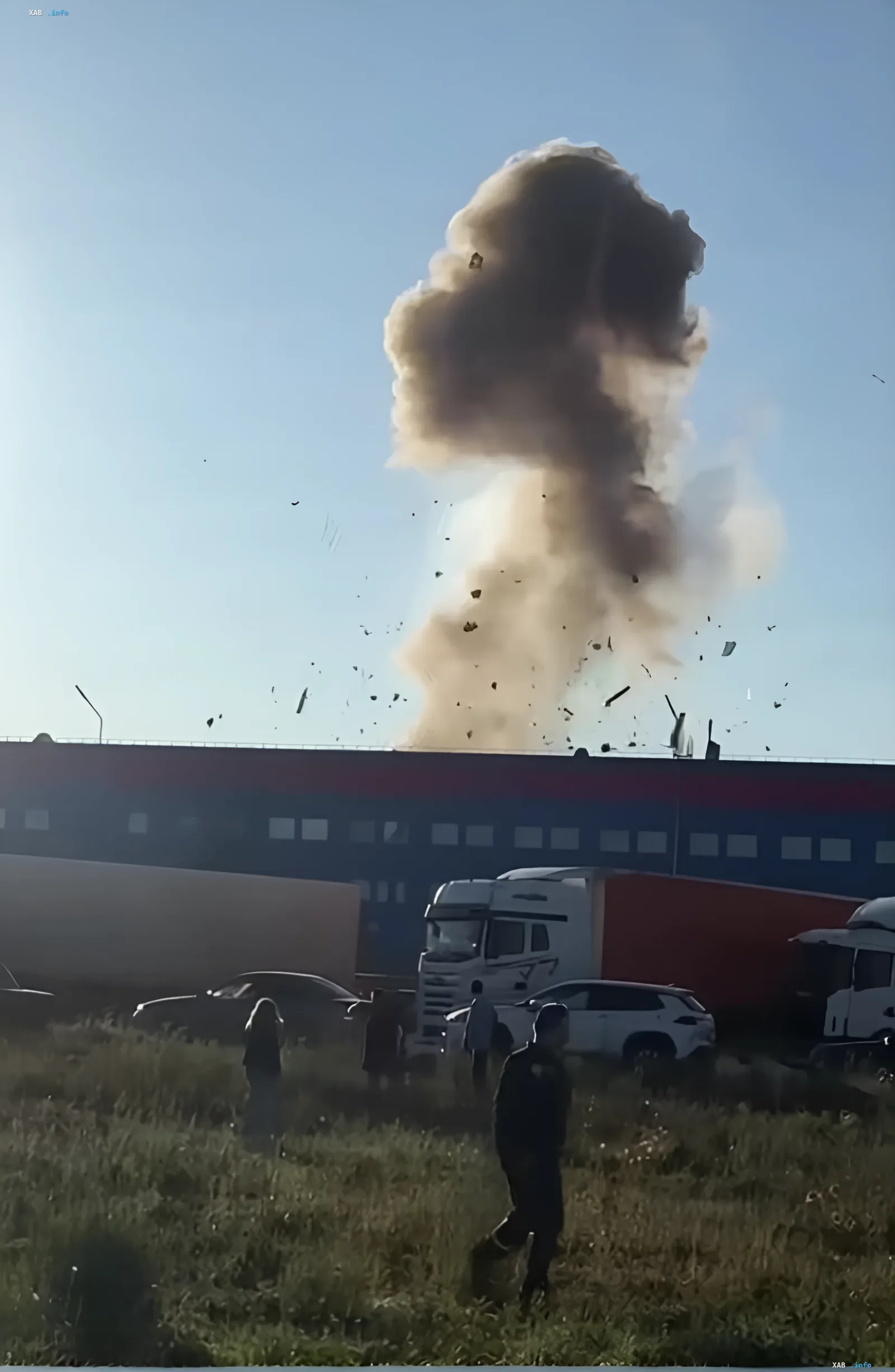 Взрыв от удара дрона по складскому комплексу Ozon в Оренбурге: столб дыма над логистическим центром, грузовики и машины на парковке