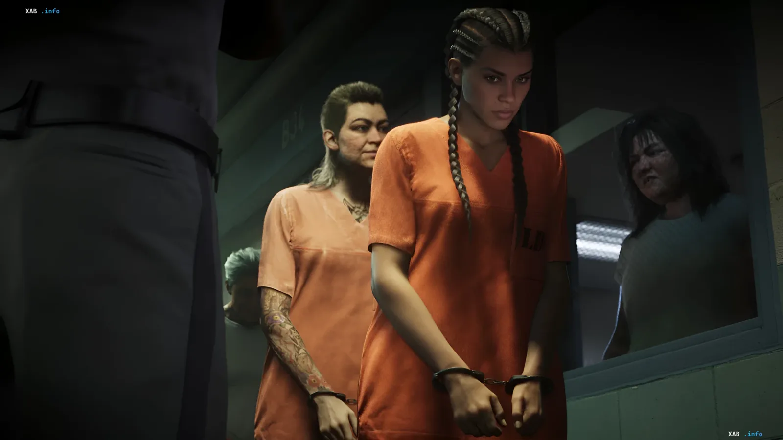 Скриншот из GTA 6: заключенные в оранжевых робых и наручниках в тюремном коридоре
