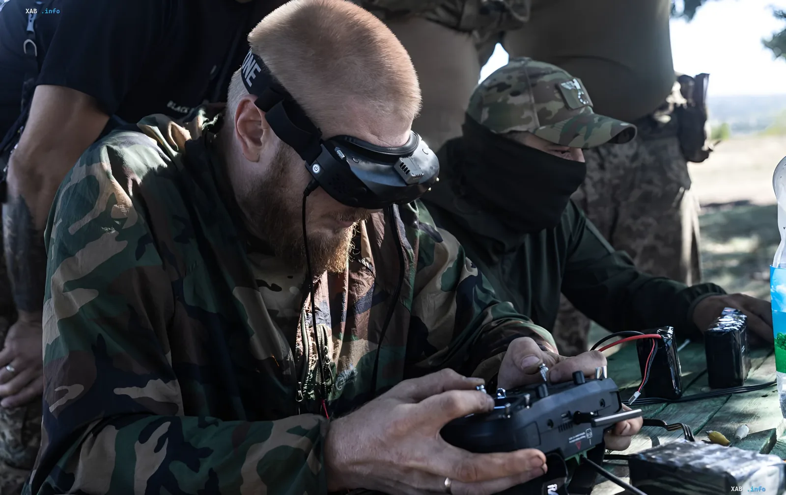Оператор БПЛА в камуфляже управляет FPV-дроном с помощью VR-очков и пульта — техника, применяемая ВСУ для ударов по объектам в Крыму