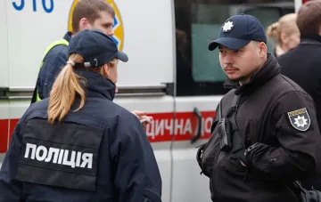 Поліцейські на місці вибуху в аптеці Львова: патрульні біля службового автомобіля