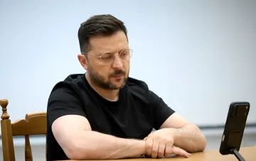 Зеленский за столом во время объяснения причин увольнения Мудрой