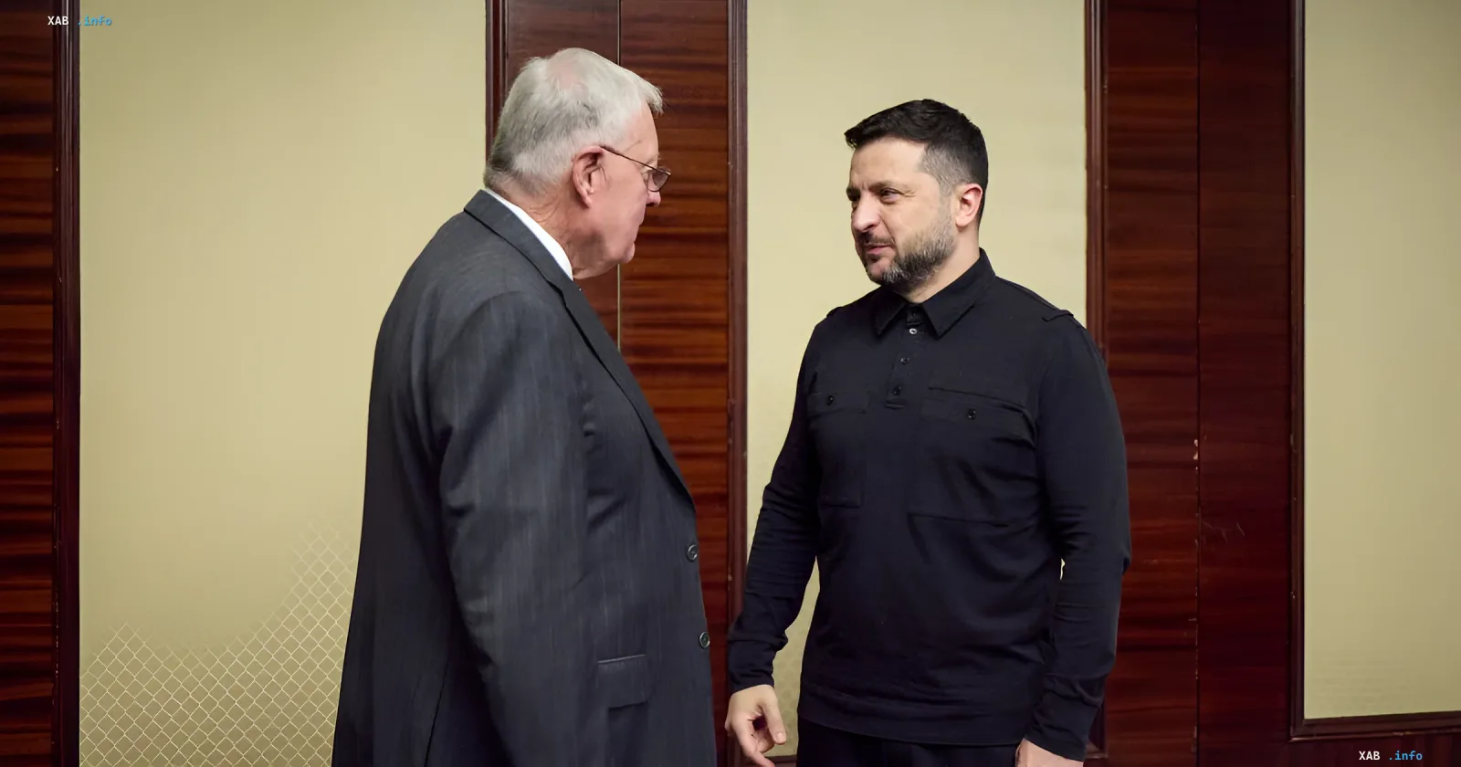 Wolodymyr Selenskyj bei einem Treffen mit einem ausländischen Politiker, der über die Risiken von Wahlen während des Krieges in der Ukraine spricht