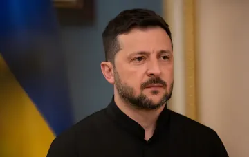 Владимир Зеленский на фоне украинского флага: президент назвал «коридор возможностей» для завершения войны — от G20 в США до конца лета 2027 года