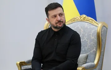 Владимир Зеленский на фоне украинского флага объясняет риски проведения выборов во время войны