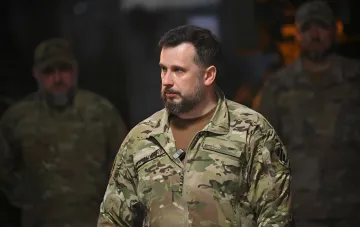 Andrij Bilezkyj in ukrainischer Tarnkleidung, dem am Unabhängigkeitstag durch Selenskyj der Titel Held der Ukraine verliehen wurde