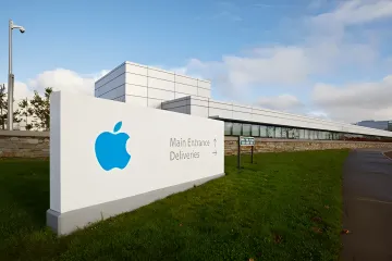 Корпоративный знак Apple на кампусе в Ирландии, куда компания направляет значительную часть мировых налоговых выплат
