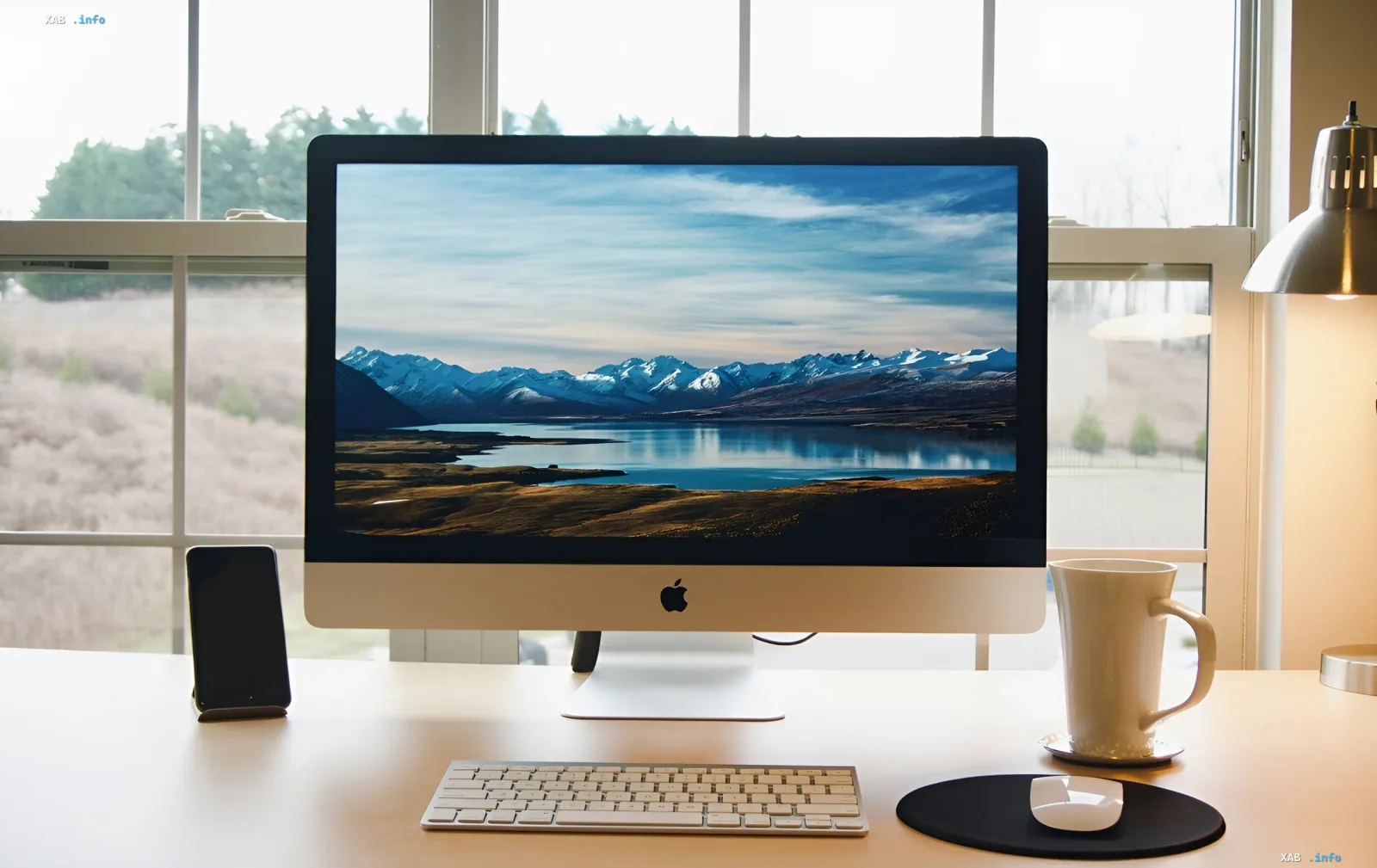 24-Zoll-Apple-iMac auf einem Schreibtisch mit Tastatur und Maus — das Modell, das den M6-Chip erhält