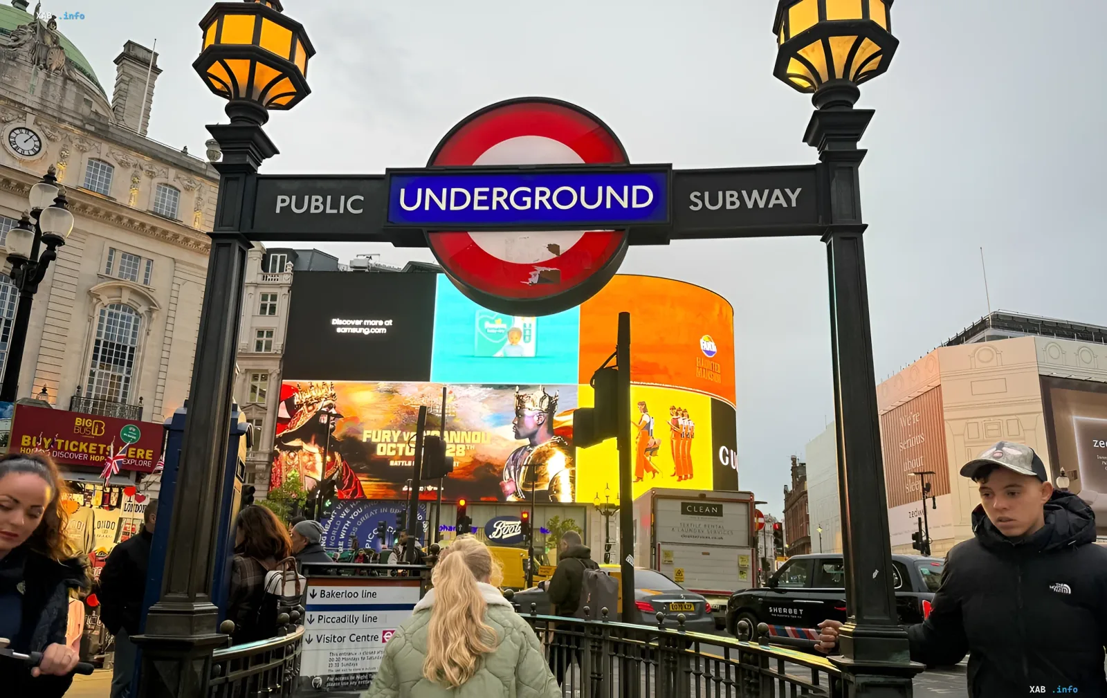 Лондонский знак метро Underground на Пикадилли: символ британского города, где акцент и произношение становятся барьером для карьеры