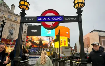 Лондонский знак метро Underground на Пикадилли: символ британского города, где акцент и произношение становятся барьером для карьеры