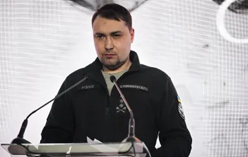Kyrylo Budanow an einem Podium mit Mikrofonen, der einen Vorschlag für eine gemeinsame Drohnenproduktion mit Italien und den Schutz des Schwarzen Meeres vorstellt